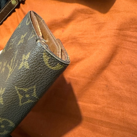 LV monogram medium sized wallet - Picture 6 of 11